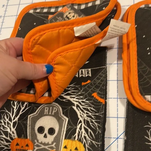 Halloween Hand Towels & Pot Holder Set - Picture 2 of 2